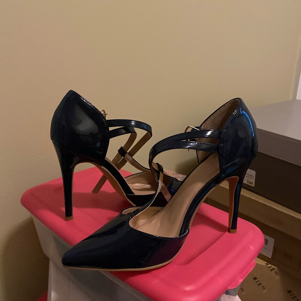 Navy Blue patent leather pumps. Size 8. Brand New!